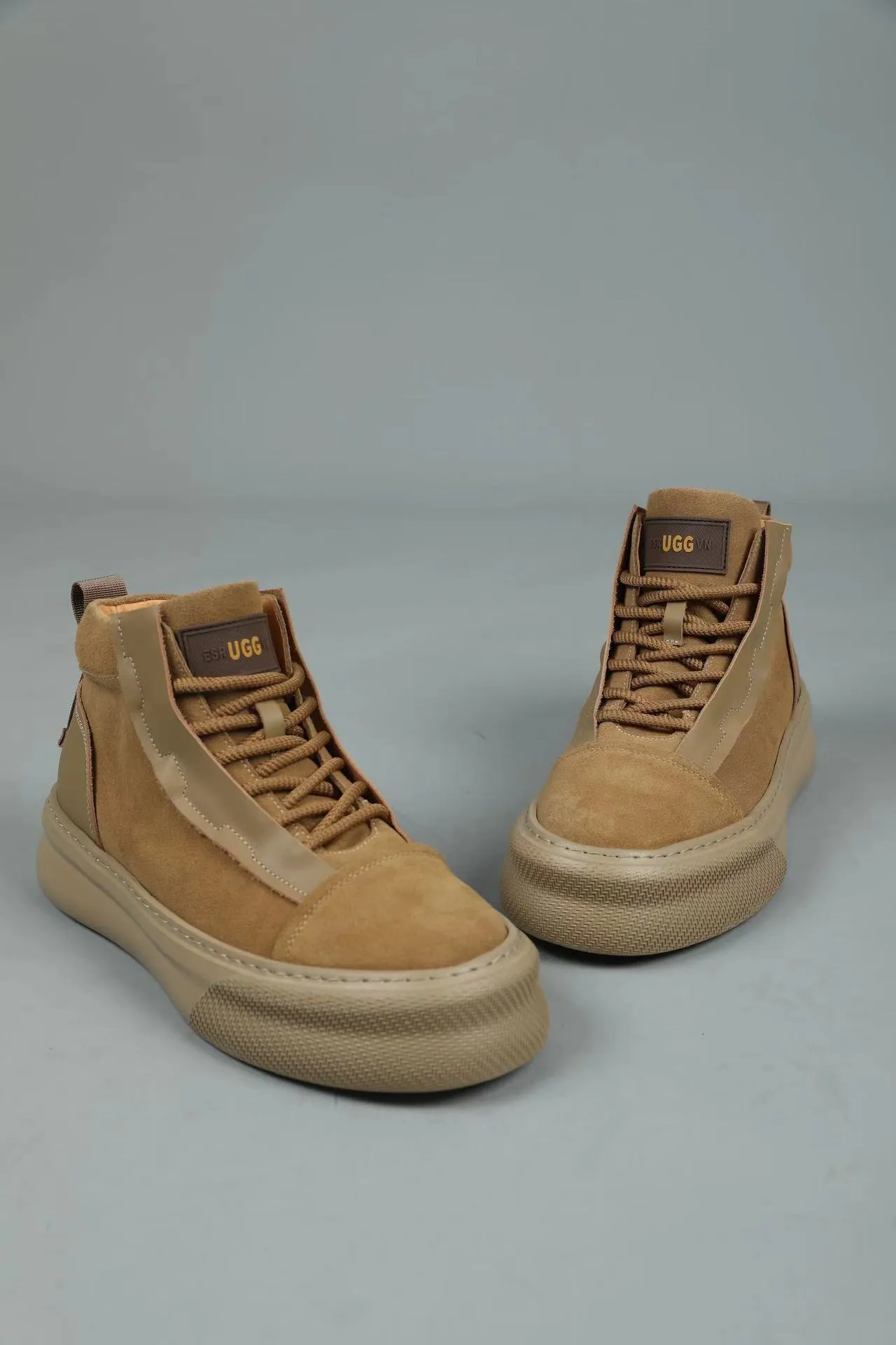 Men's shoes 💰600 IUGGI handsome double-sided short boots. I was attracted by it at first sight. Exclusive and original private outsole. Super soft and light rebound. Top layer calfskin grain frosted. Full texture. All sheep fur inside. Size: 39-44 Model 3681